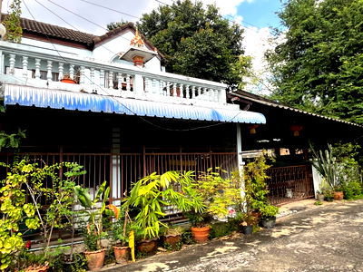 Land for sale MRT Sutthisan : Land with a townhouse for sale, total area 50 sq.wah, located in Soi Inthamara 43, Ratchadaphisek Sub-district, Din Daeng District, Bangkok.