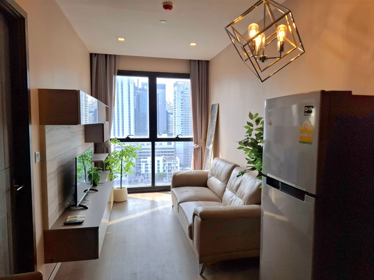 picture Hotel-Style Luxury: City View & Valuables Display Drawer in Asoke - 3/20