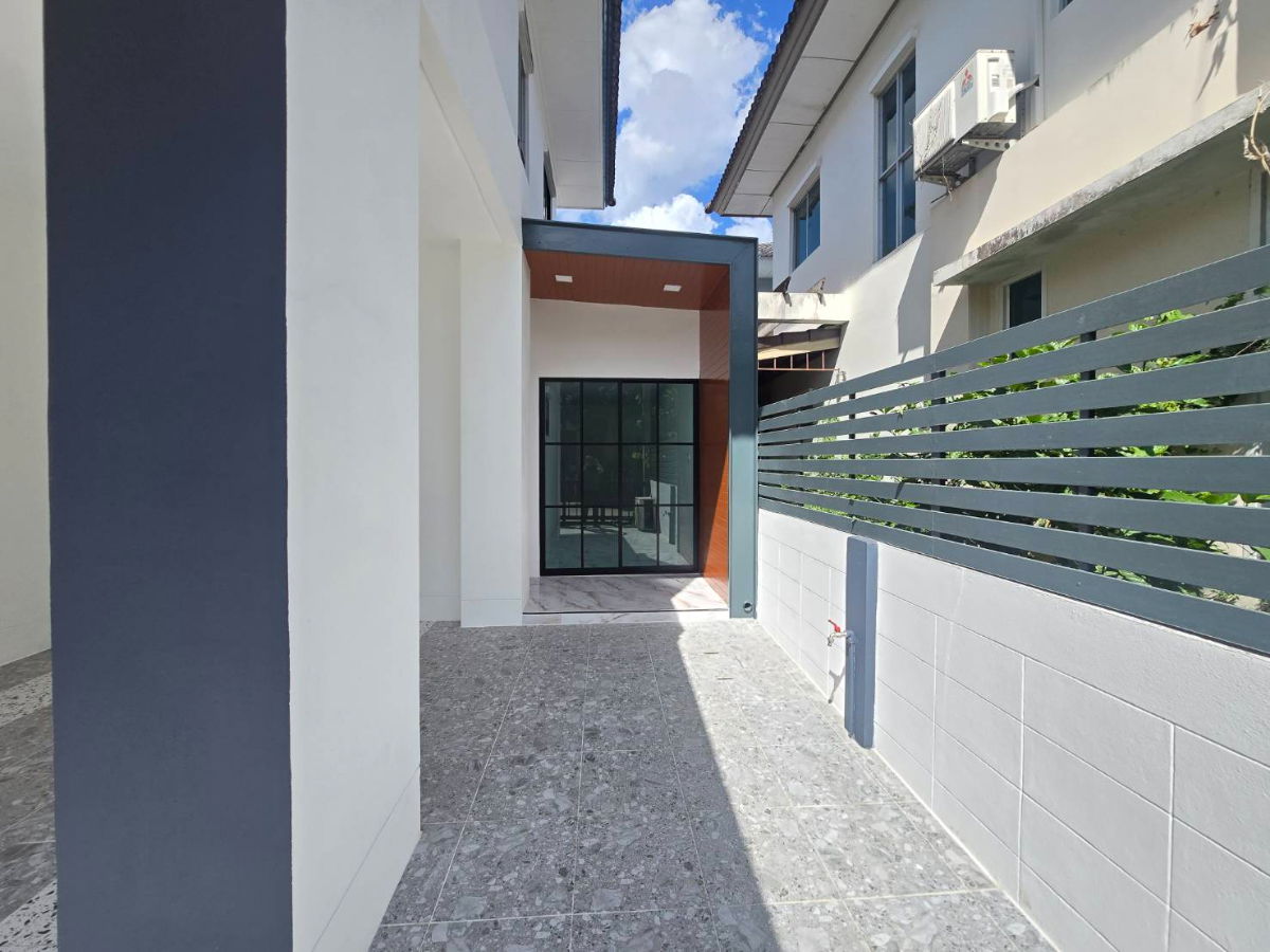 รูป บ้านแฝด รีโนเวทใหม่ สวย พร้อมอยู่ หมู่บ้านพร้อมพัฒน์ กรีนโนวา ซ.14 ถ.ปัญญาเนเชอรัลปาร์ค แขวงสามวาตะวันตก เขตคลองสามวา มีเฟอร์นิเจอร์ พร้อมอยู่ - รูปที่ 24/36