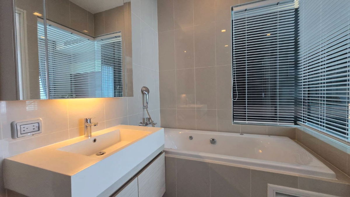 picture 🏢📍 Q Asoke | 🚇 Near MRT Phetchaburi | 💰 Rent: 48,000 THB/month | Property Code: RS4371 - 11/17