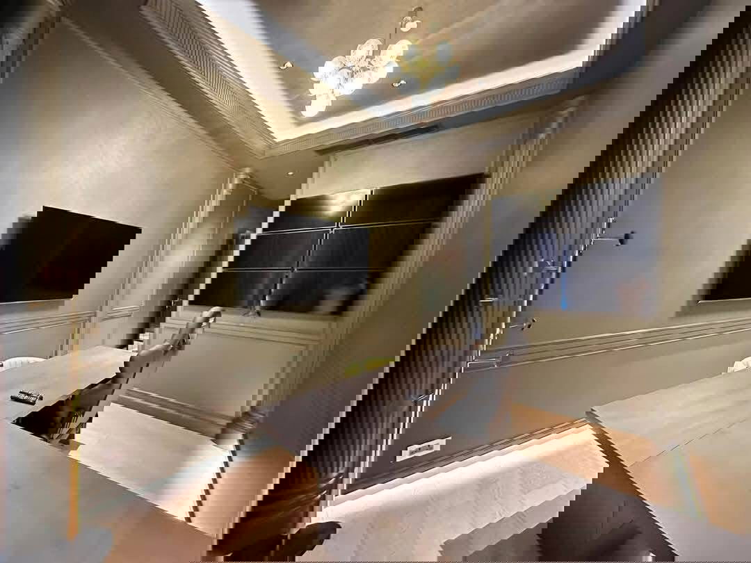 picture The Monument                Thonglor  - 8/10