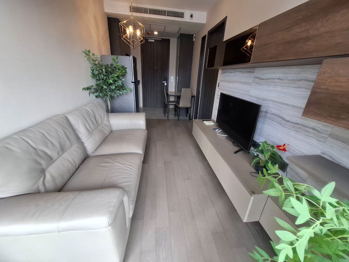 picture Hotel-Style Luxury: City View & Valuables Display Drawer in Asoke - 6/20