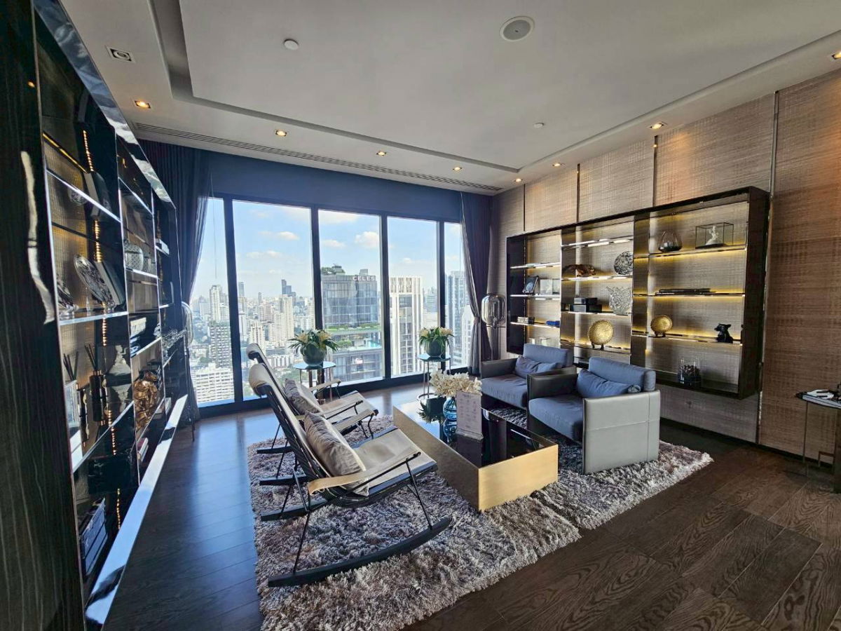 picture Hotel-Style Luxury: City View & Valuables Display Drawer in Asoke - 20/20