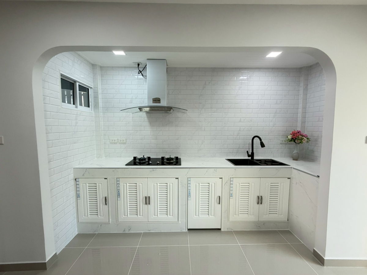 รูป ทาวน์เฮ้าส์ รีโนเวทใหม่ ทำเลดี หมู่บ้าน เคซี.รามอินทรา 4  ซ.หทัยราษฎร์ 39 ถ.หทัยราษฎร์ คลองสามวา  แถมเฟอร์นิเจอร์ พร้อมอยู่ - รูปที่ 10/21