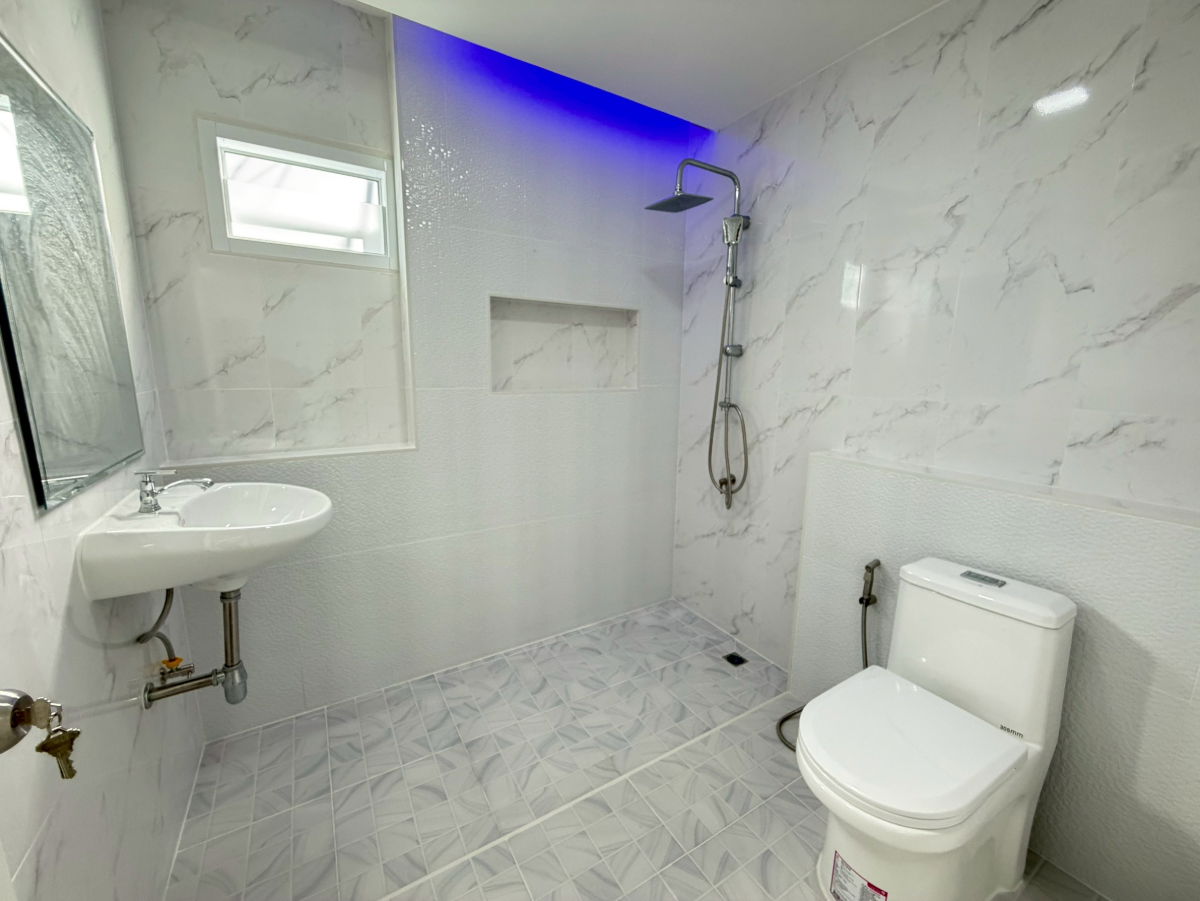 รูป ทาวน์เฮ้าส์ รีโนเวทใหม่ ทำเลดี หมู่บ้าน เคซี.รามอินทรา 4  ซ.หทัยราษฎร์ 39 ถ.หทัยราษฎร์ คลองสามวา  แถมเฟอร์นิเจอร์ พร้อมอยู่ - รูปที่ 12/21