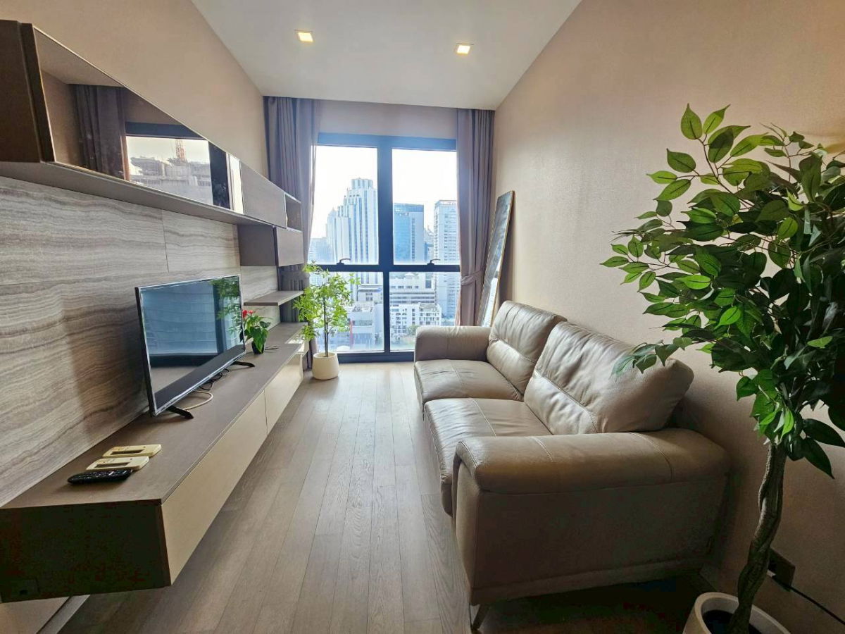 picture Hotel-Style Luxury: City View & Valuables Display Drawer in Asoke - 4/20