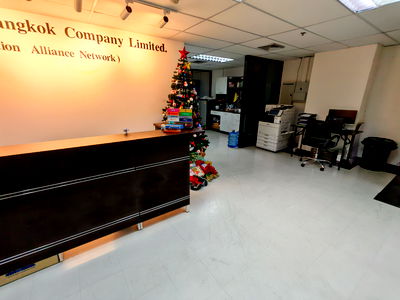 Office for rent Ratchaprarop Road : BTS phayathai is in front of the building of Phayathai Plaza	Area: 128 sq m