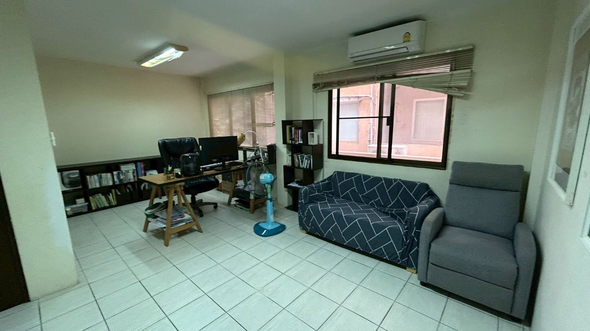 รูป ขายโฮมออฟฟิศ 4 ชั้น ซอยกรุงเทพกรีฑา 15 ทำเลดี ใกล้ทางด่วนและรร.นานาชาติ - รูปที่ 8/16