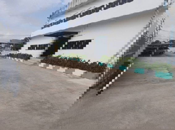 รูป ให้เช่าโรงงานพร้อมสำนักงาน บนที่ดิน 4 ไร่ อยู่ในนิคมอุตสาหกรรมนำไกร ลาดกระบัง / พื้นที่สีม่วง / พื้นที่ใช้สอยรวม 4050 ตารางเมตร รถเทรลเลอร์ เข้าออกได้ - รูปที่ 4/13