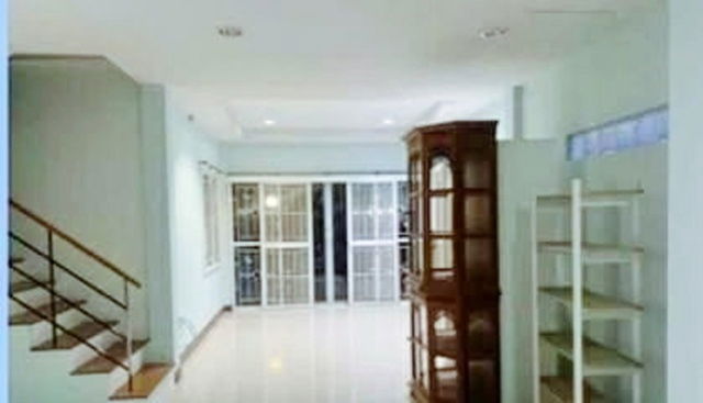 รูป หลังมุม 3 นอน ซอยมิสทีน MRTราษฎร์พัฒนา 2.3 กม. ให้เช่าทาวน์เฮ้าส์ 2 ชั้น3 น้ำ 24 ตร.วา. 190 ตร.ม.ร่มรื่น - รูปที่ 2/8