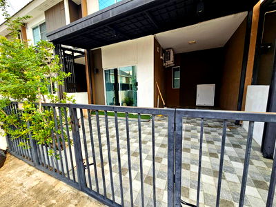 Townhouses for rent Suwinthawong Road : For rent: 2-story townhome in The Connect Ramintra-Minburi 2. Beautiful house, fully furnished.