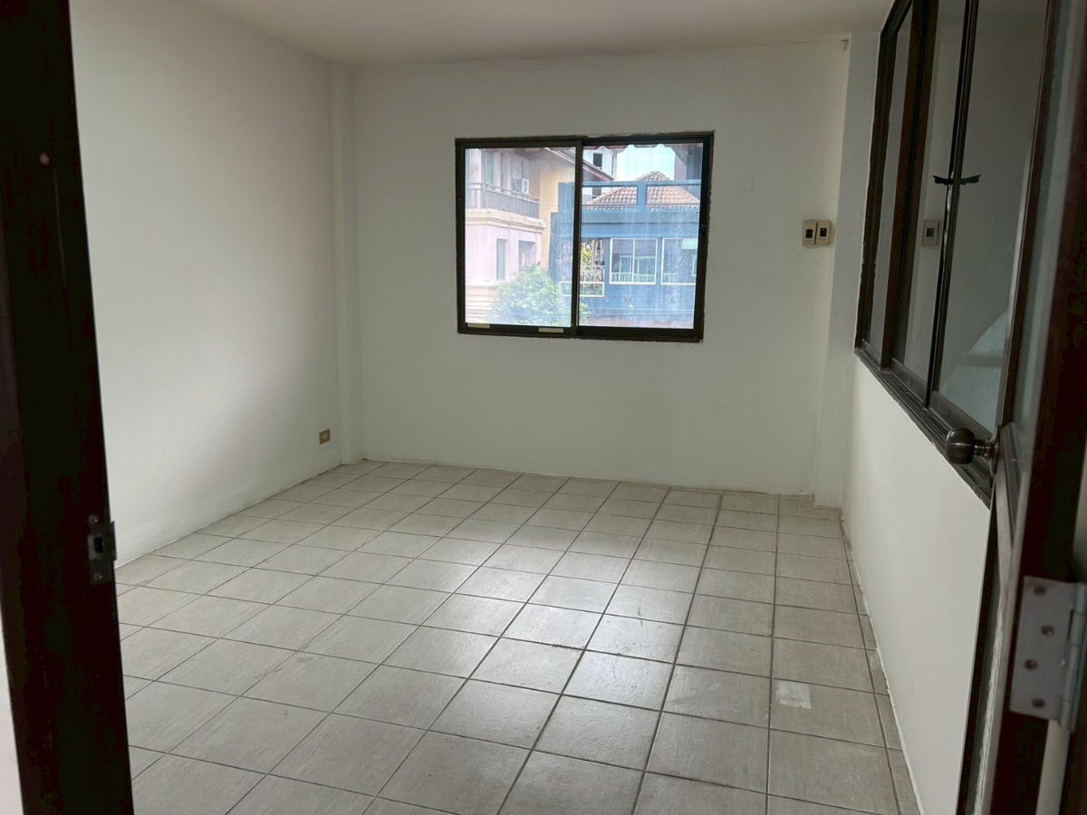 รูป ขายโฮมออฟฟิศ 4 ชั้น ซอยกรุงเทพกรีฑา 15 ทำเลดี ใกล้ทางด่วนและรร.นานาชาติ - รูปที่ 9/16