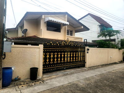 Houses for rent Bangkok : For rent, lease, detached house, Huai Khwang, Meng Jai area, Rachadanives Village, cheap price. Interested? Line: @951qfbfi