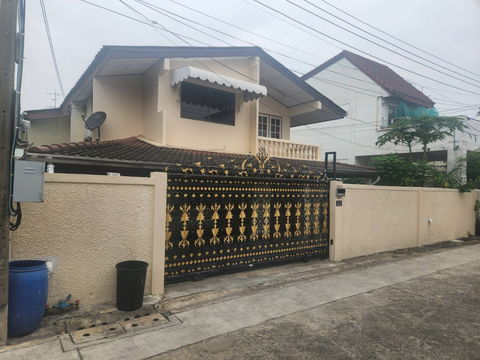 For rent, lease, detached house, Huai Khwang, Meng Jai area, Rachadanives Village, cheap price. Interested? Line: @951qfbfi