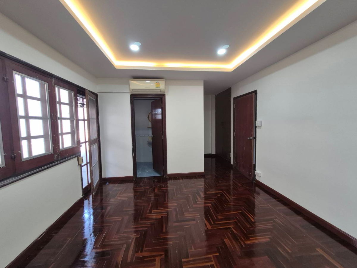 รูป ทาวน์เฮาส์พร้อมซื้อ ที่ : ราชาวิลล่า ซอยลาดพร้าว 67/2 - รูปที่ 5/9