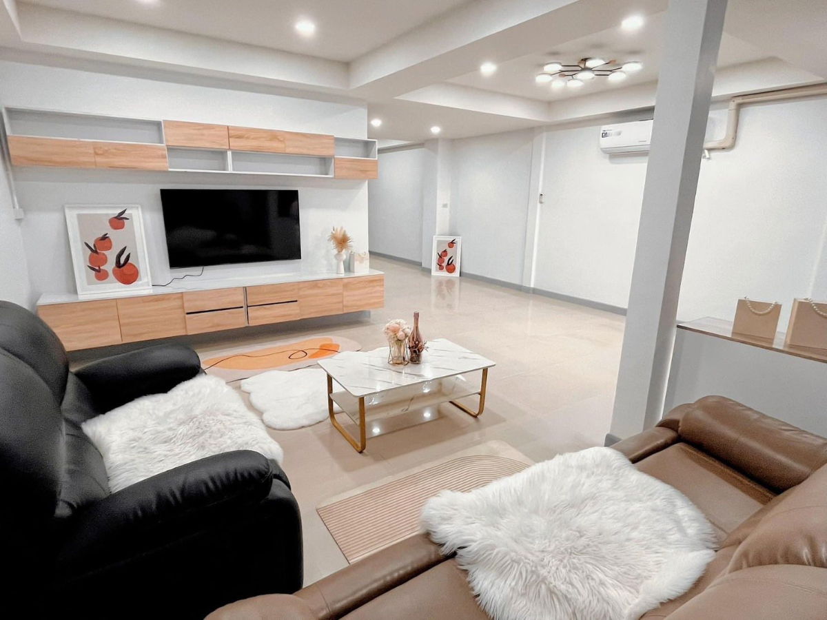 รูป 🏡 ให้เช่า ทาวน์โฮม 2 ชั้น รัชดา–ห้วยขวาง 📍 ประชาราษฎร์บำเพ็ญ เดินทางสะดวก 🌍 รับผู้เช่าต่างชาติ - รูปที่ 1/9