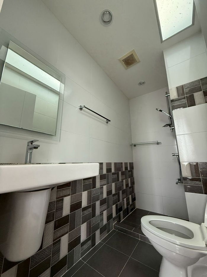 รูป 🏡 สิริ เพลส วงแหวน - ลำลูกกา ทาวน์โฮมมือสองรีโนเวทใหม่ พร้อมอยู่ - รูปที่ 10/12