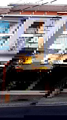 อาคารพาณิชย์ เชียงใหม่ : ขาย อาคารพาณิชย์ ทำเลดีติดถนน มีที่จอดรถ มีสวนสาธารณะข้างบ้าน ใกล้ห้างเมญ่า 2km.