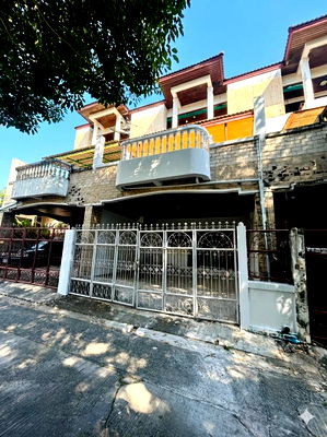 Home office for rent Sukhumvit Road : Townhome for rent near BTS Punnawithi (SPSJP01)