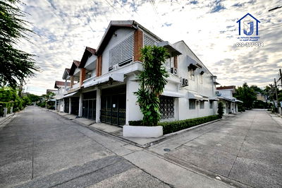 ทาวน์โฮม ถนนอินทามระ : ขายทาวน์โฮม 2 ชั้น หมู่บ้านอยู่เจริญ หลังมุม ซอยอินทามระ 41 ใกล้MRT สุทธิสาร