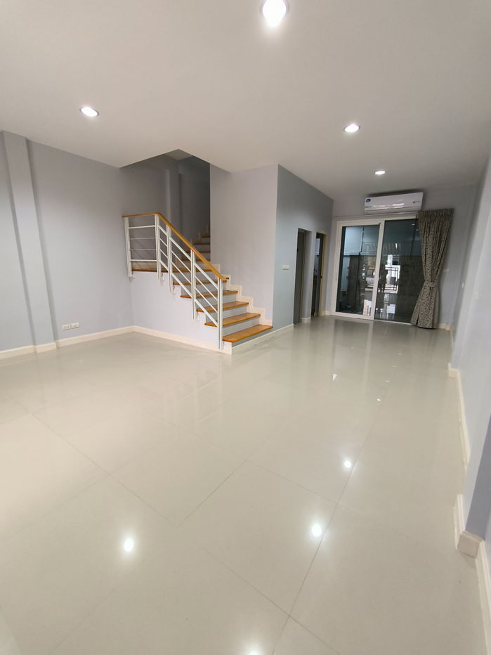 รูป ให้เช่า 20,000 บาท / เดือน ทาว์โฮม  3 ชั้น หมุ่บ้านกลางเมือง สุขสวัสดิ์ ติดรถไฟฟ้าหมู่บ้านติด Home pro สุขสวัสดิ์ รีโนเวทใหม่ - รูปที่ 2/24