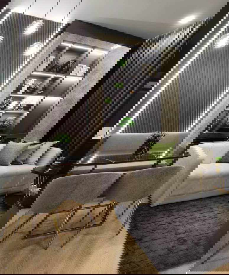 picture  Noble Around                       Ari  - 2/10