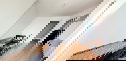 Fully furnished corner room for rent , near ARL and MRT Huamak station