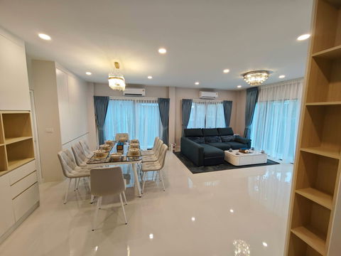 For rent, lease, detached house, Vibhavadi Centro, affordable price. Interested? Line: @951qfbfi