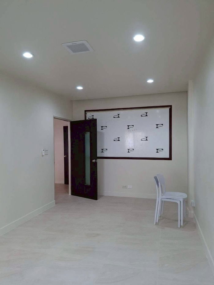 รูป 🏢 ให้เช่า Home Office 4 ชั้น | พระราม 9 ทำเลทอง 6 ห้องนอน 5 ห้องน้ำ ใกล้ Central & MRT ✨ Ready to Move in - รูปที่ 20/20