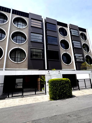 Townhouses for sale Yamjard Vichanusorn School : For sale/purchase: Detached house near Ekamai-Ramintra Expressway, Noble Curve Type Sphere, affordable price under 17 million baht.