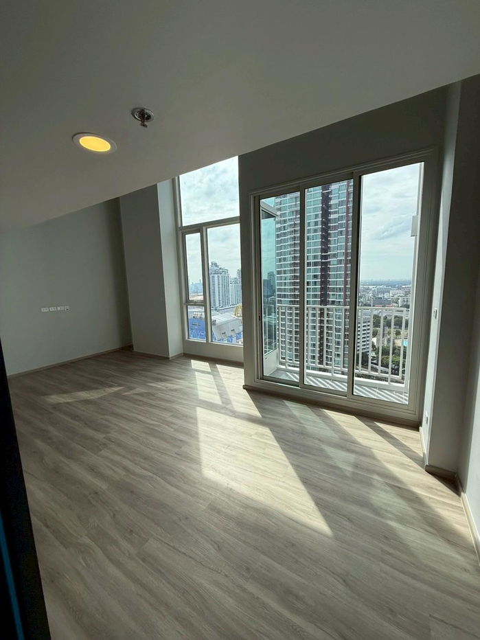 picture Room  RARE ITEM 𝐂𝐮𝐥𝐭𝐮𝐫𝐞 𝐓𝐡𝐨𝐧𝐠𝐥𝐨 - 9/26