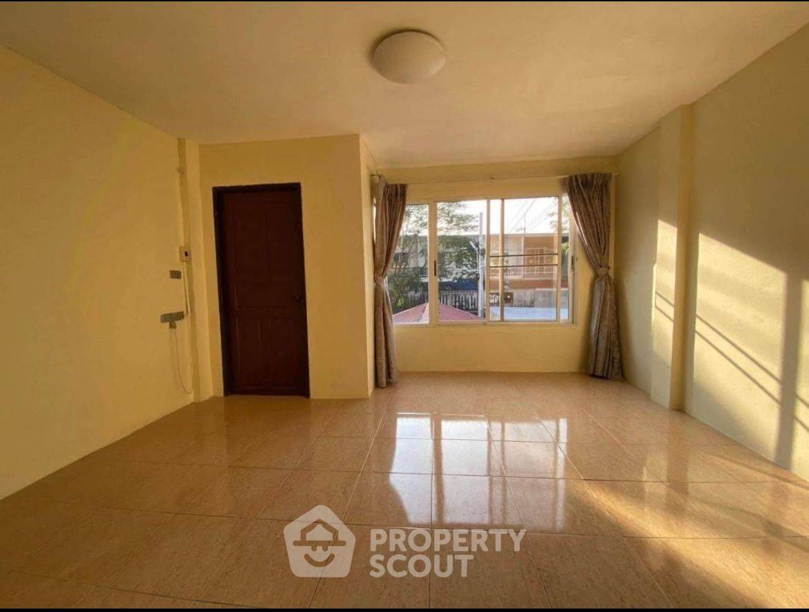 picture 3-BR Townhouse close to East Pattaya (ID 2498017) - 4/9