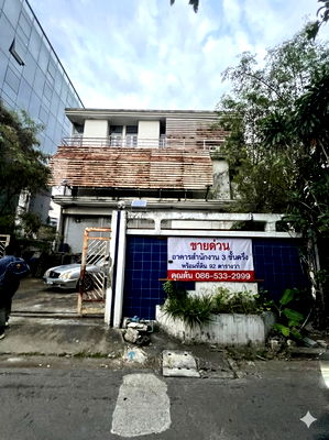 Land for sale Sutthisan Winitchai Road : Land for sale in Sutthisan, Huai Khwang, Soi Rung Rueang, with a 3.5-story office building, 92 square wah.