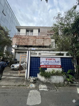 Land for sale in Sutthisan, Huai Khwang, Soi Rung Rueang, with a 3.5-story office building, 92 square wah.