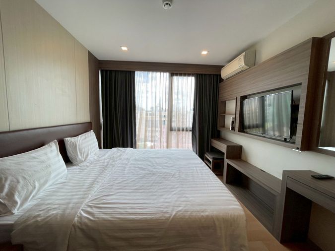 PET FRIENDLY - กับห้องสวยใจกลางทองหล่อ 45 ตร.ม. ชั้นบนสุด เฟอร์ครบพร้อมเข้าอยู่