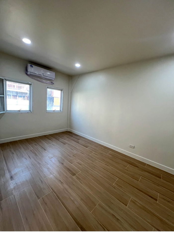 รูป 🏢 ให้เช่า Home Office 4 ชั้น | พระราม 9 ทำเลทอง 6 ห้องนอน 5 ห้องน้ำ ใกล้ Central & MRT ✨ Ready to Move in - รูปที่ 10/20