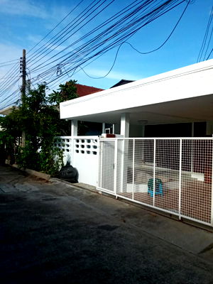 Houses for rent Lat Phrao Road : For rent, single house, Ladprao area, detached house, Ladprao Soi 87, affordable price. Interested? Line: @951qfbfi