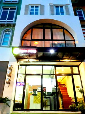 เช่าอาคารพาณิชย์ วิทยาลัยดุสิตธานี : ไบเทค บางนา 2.4 กม.รร.นานาชาติกลอรี่สิงคโปร์ 600 ม. 6 นอน BTSอุดมสุข 800ม. ให้เช่าอาคารพาณชิย์ 5ชั้น 520ตร.ม. 8 น้ำ ถ.สุขุมวิท บางนา-ตราด