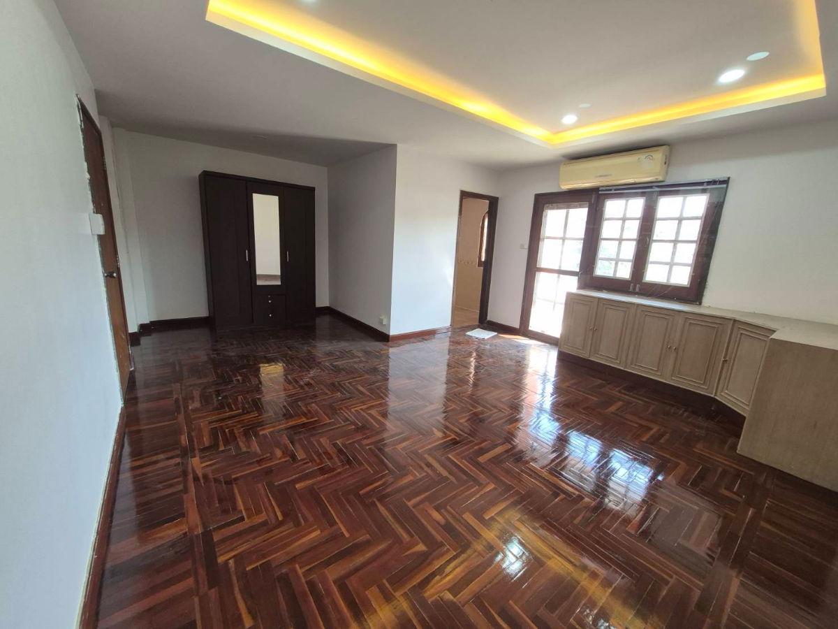 รูป ทาวน์เฮาส์พร้อมซื้อ ที่ : ราชาวิลล่า ซอยลาดพร้าว 67/2 - รูปที่ 6/9