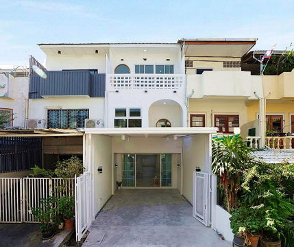 ทาวน์โฮม 3 ชั้น รีโนเวทใหม่ สไตล์มินิมอล   ประชาอุทิศ 62  ทุ่งครุ  ใกล้ทุ่งครุพลาซ่า 61