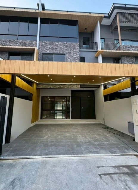 รูป ถูกสุดในโครงการ จัดเต็มเฟอร์ฯ 3 นอน MRT มัยลาภ เลียบด่วนเอกมัย รามอินทรา เดอะวอล์ค เกษตร-นวมินทร์ 800 ม. ให้เช่าทาวน์โฮมสุดหรู 3 ชั้น - รูปที่ 1/8