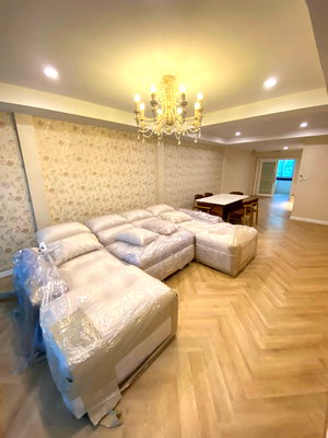 Townhouses for rent วิทยาลัยสารพัดช่างสี่พระยา : Townhome for rent in Pathumwan, Soi Kasemsan 1, affordable price. Interested? Line: @951qfbfi