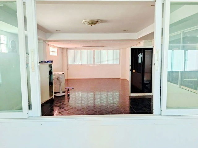 รูป ม.มหิดล ศาลายา 2.5 กม. 10 นอน เดอะศาลายา เลเชอร์ ปาร์ค 750 ม.ให้เช่าอาคารพาณิชย์ 4 ชั้น 2 คูหาตีทะลุกัน 42 ตร.วา. 670 ตร.ม. ริมถนนใหญ่ - รูปที่ 5/8