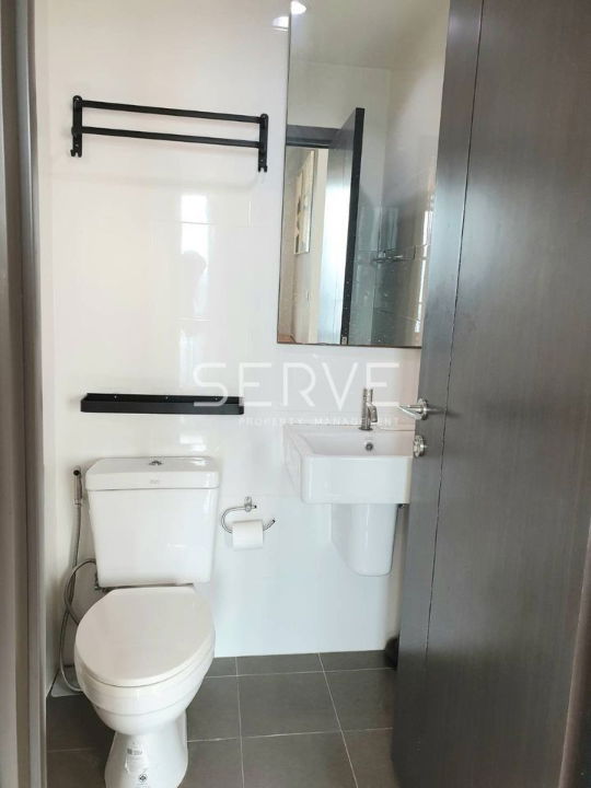 รูป สตูดิโอ 27 ตร.ม. ชั้นสูงมาก คอนโดในเครือคุณภาพแสนสิริ บนทำเลดีๆ มีรถรับส่ง BTS อ่อนนุช ที่ The Base Park West Sukhumvit 77 / ให้เช่าคอนโด - รูปที่ 7/7