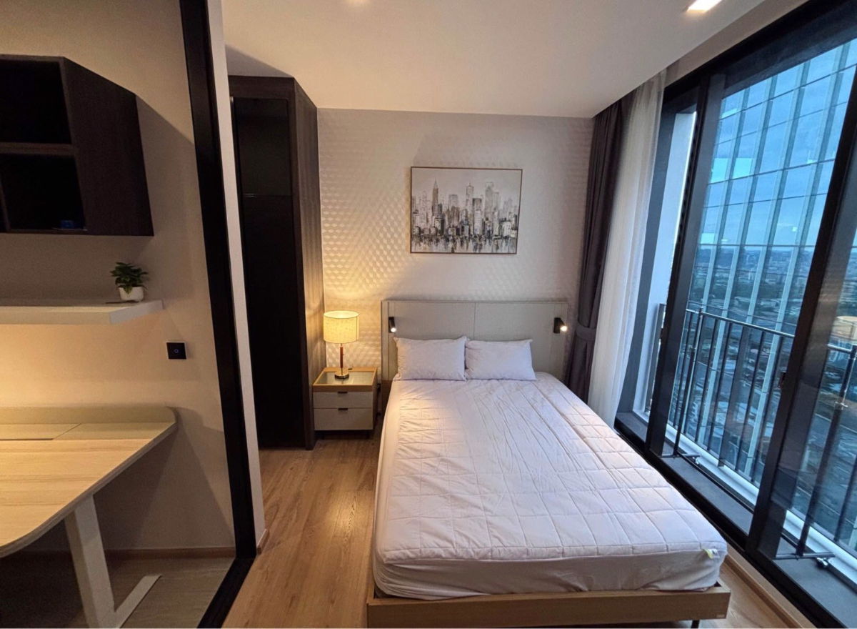 picture Noble Around                     Ari  - 5/10