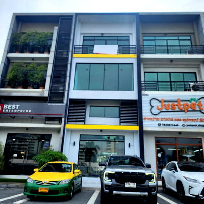 เช่าโฮมออฟฟิศ เขตประเวศ : 🏢 ให้เช่า โฮมออฟฟิศ โมเดิร์น 3.5 ชั้น ติดถนนใหญ่💰 ค่าเช่า 75,000 บาทรหัส RS4408