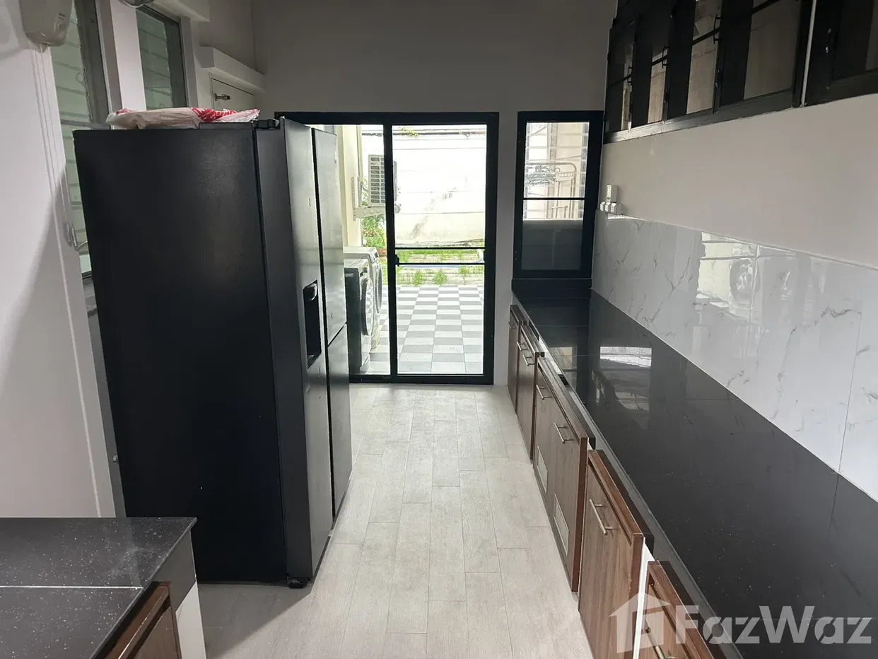 picture For Sale / Rent: Fully Renovated House (Corner Plot 5945909 - 31/41