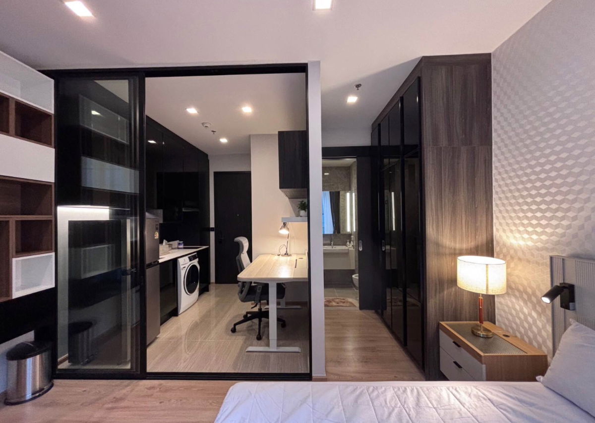 picture Noble Around                     Ari  - 6/10