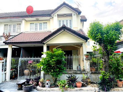 Townhouses for sale Makro Bangbuathong :  Two-story townhouse for sale, 34 square wah.