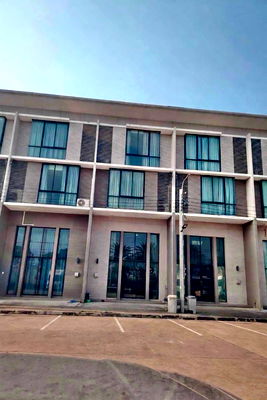 เช่าอาคารพาณิชย์ ม.กรุงเทพสุวรรณภูมิ : ให้เช่าตึกพาทิโอ อ่อนนุช-มอเตอร์เวย์ (Patio On nut-Motorway) ถนนลาดกระบัง แขวงทับยาว เขตลาดกระบัง